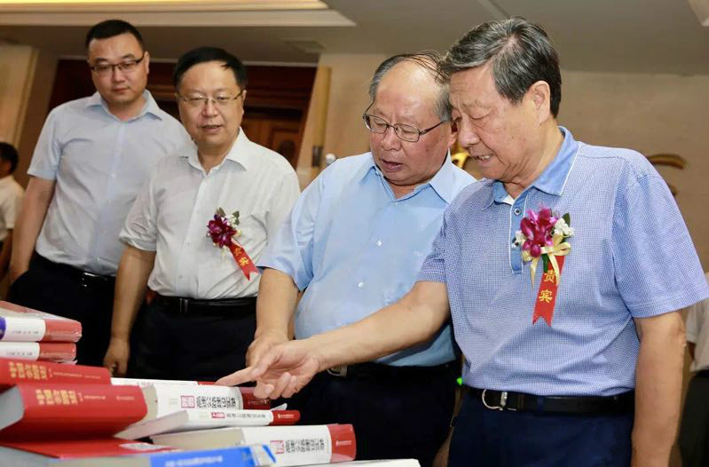 原交通部部长黄镇东,原交通部副部长胡希捷莅临展位